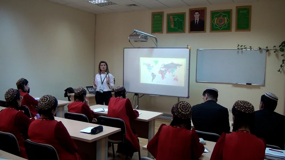 Foreign instructors met with students