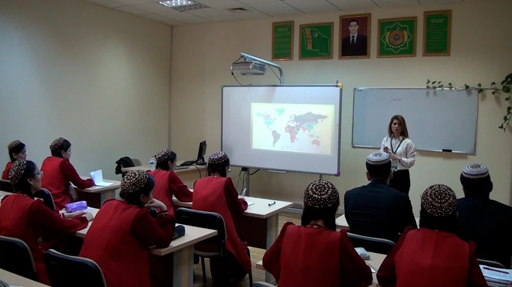 Foreign instructors met with students