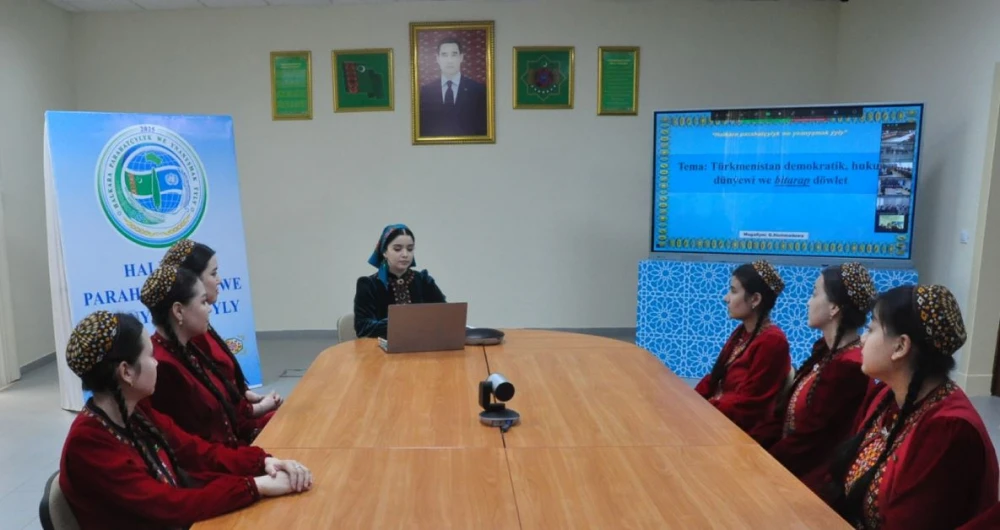 “Türkmenistan demokratik, hukuk, dünýewi we bitarap döwlet” atly tema boýunça webinar geçirildi