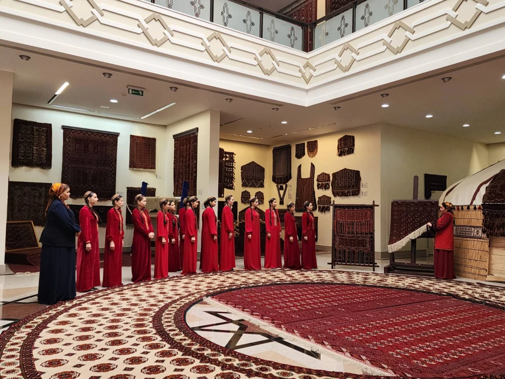 AN EXCURSION DEDICATED TO THE HOLIDAY surady