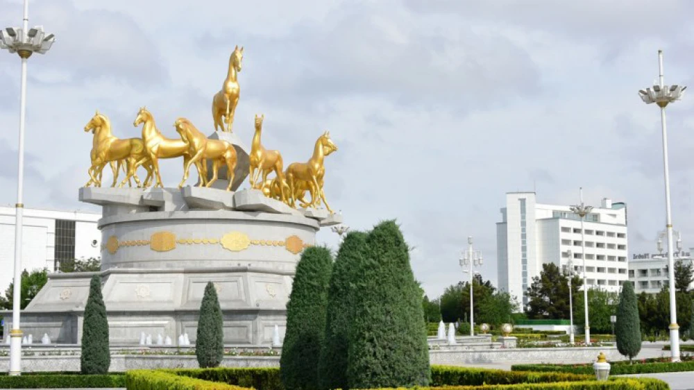 ЗОЛОТЫЕ КОНИ: ВЕЛИЧИЕ АХАЛТЕКИНСКИХ СКАКУНОВ surady