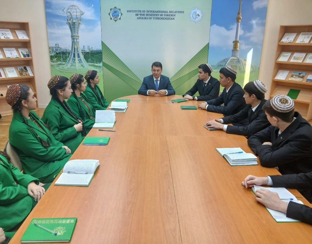 HALYPA DIPLOMAT BILEN ÝOKARY SYNP OKUWÇYLARYŇ ARASYNDA GEÇEN TÄSIRLI DUŞUŞYK surady