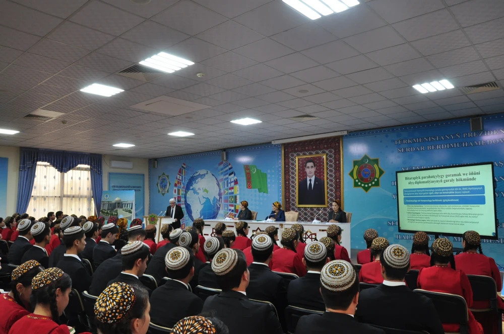 “TÜRKMENISTAN WE BMG: PARAHATÇYLYGYŇ WE ÖSÜŞIŇ     HATYRASYNA HYZMATDAŞLYK” ATLY  YLMY-AMALY MASLAHAT GEÇIRILDI