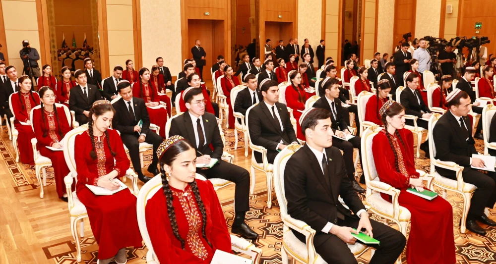 ÝAŞ DIPLOMATLAR BILEN DUŞUŞYK