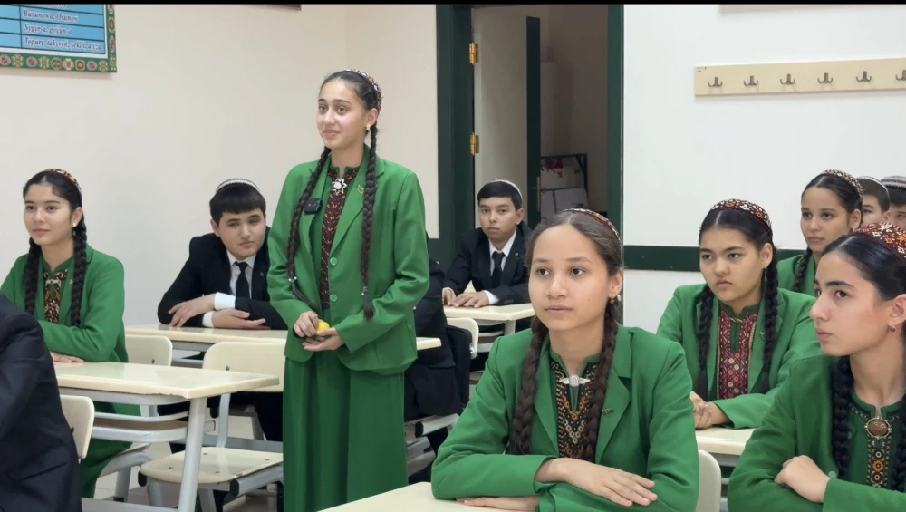 BÜTINDÜNÝÄ ÇAGA GÜNI HEM-DE BITARAPLYK BAÝRAMY MYNASYBETLI MEKDEP OKUWÇYLARY BILEN  ÝÖRITE OKUW SAPAGY GEÇIRILDI