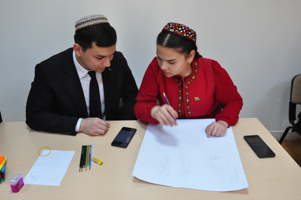 1941-1945-nji ýyllaryň Beýik Watançylyk urşunda gazanylan Beýik Ýeňşiň 80 ýyllygy mynasybetli Halkara hukugy fakultetiniň talyplarynyň arasynda surat çekmek bäsleşigi geçirildi