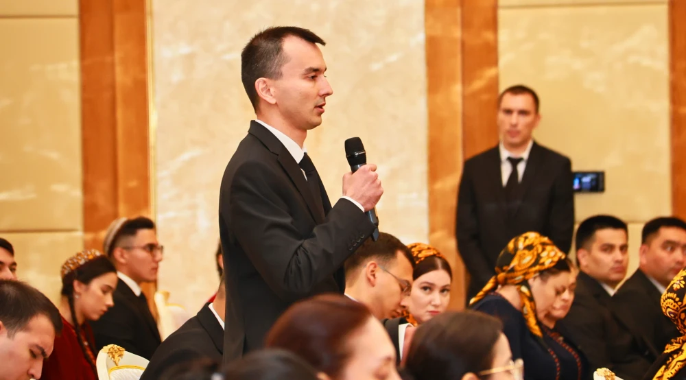 ÝAŞ DIPLOMATLAR BILEN DUŞUŞYK