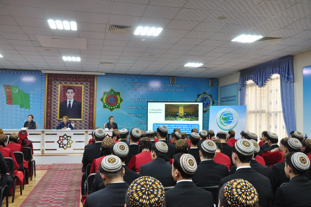 “TÜRKMENISTAN WE BMG: PARAHATÇYLYGYŇ WE ÖSÜŞIŇ     HATYRASYNA HYZMATDAŞLYK” ATLY  YLMY-AMALY MASLAHAT GEÇIRILDI