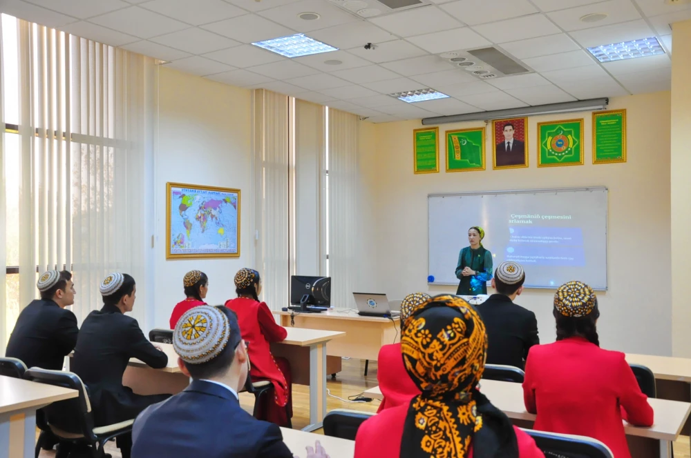 Ýaş žurnalistleriň hünär ugry boýunça okuw sapagy geçirildi