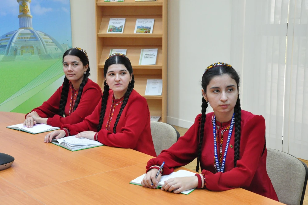 «Temmäkiniň we düzüminde nikotin bolan önümleriň zyýany barada»  atly tema boýunça sanly ulgam arkaly açyk sapagy geçirildi