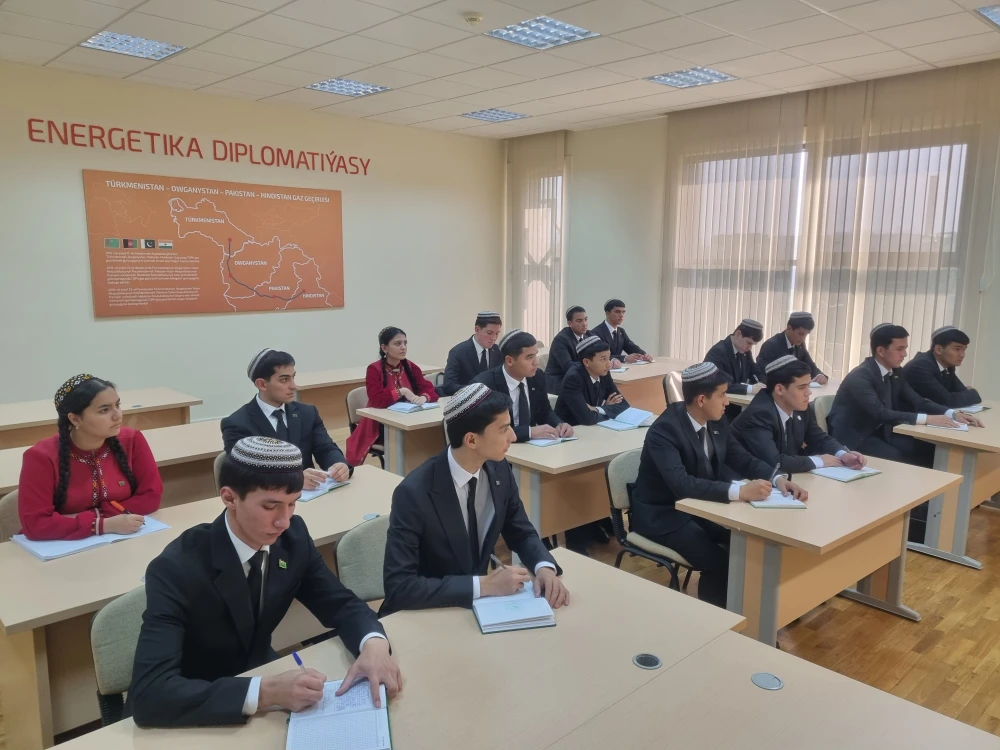 ENERGETIKA DIPLOMATIÝASYNA BAGYŞLANAN OKUW SAPAGY GEÇIRILDI