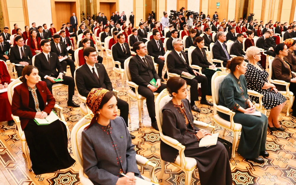 ÝAŞ DIPLOMATLAR BILEN DUŞUŞYK
