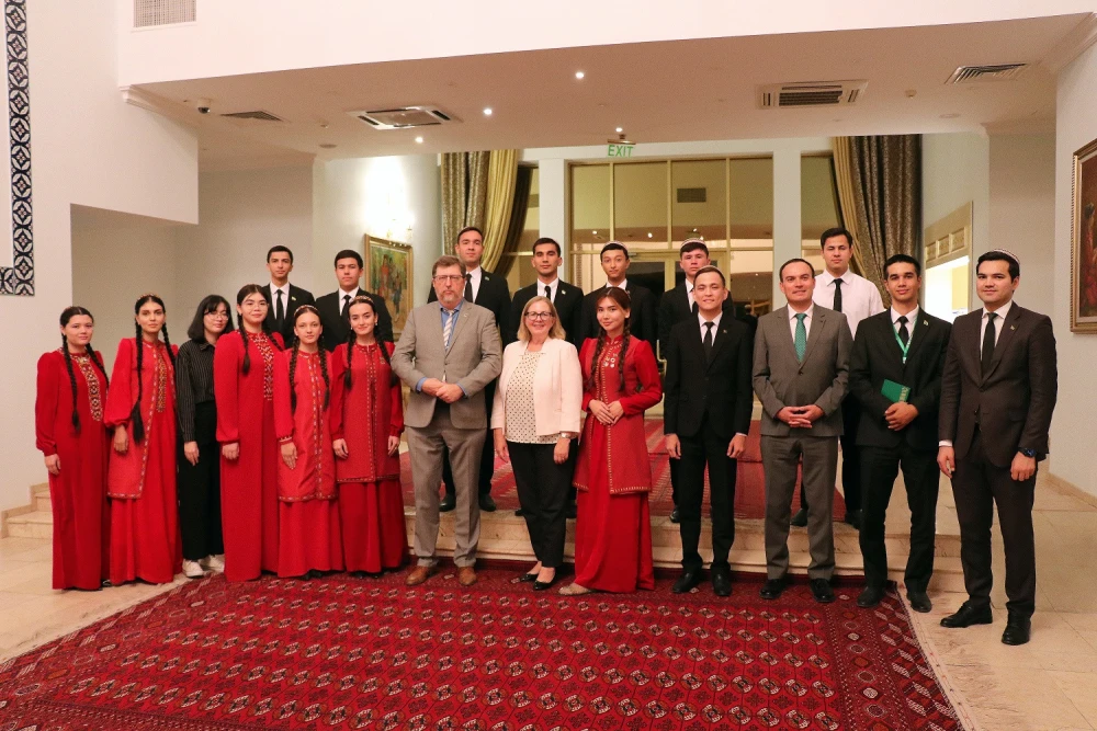 ÖŇÜNI ALYŞ DIPLOMATIÝASY BOÝUNÇA OKUW SAPAGY GEÇIRILDI