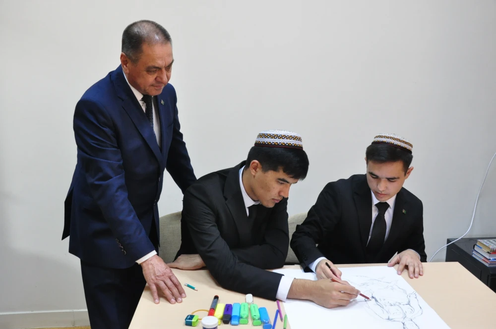 1941-1945-nji ýyllaryň Beýik Watançylyk urşunda gazanylan Beýik Ýeňşiň 80 ýyllygy mynasybetli Halkara hukugy fakultetiniň talyplarynyň arasynda surat çekmek bäsleşigi geçirildi
