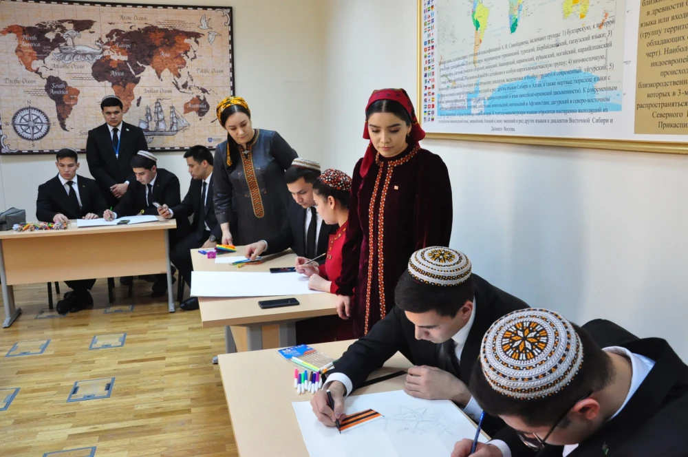 1941-1945-nji ýyllaryň Beýik Watançylyk urşunda gazanylan Beýik Ýeňşiň 80 ýyllygy mynasybetli Halkara hukugy fakultetiniň talyplarynyň arasynda surat çekmek bäsleşigi geçirildi