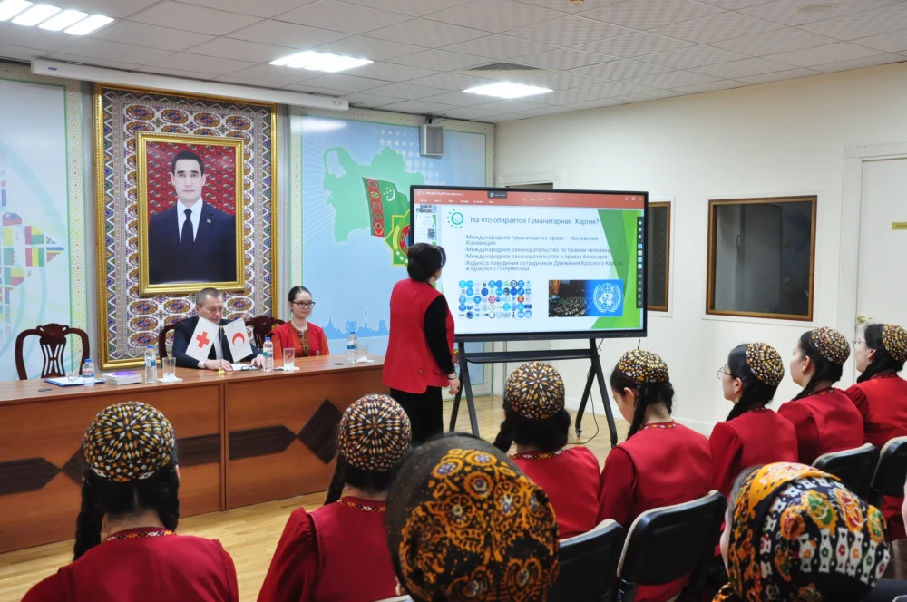 Türkmenistanyň Gyzyl Ýarymaý Milli jemgyýetiniň guramagynda okuw maslahaty geçirildi