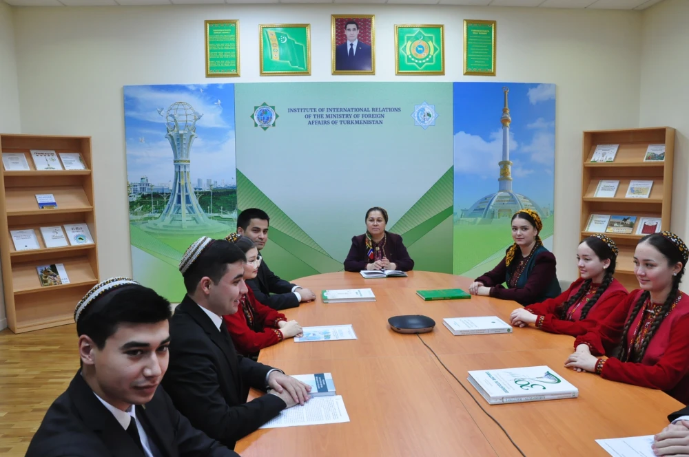 ÝAŞ DIPLOMATLAR MEKDEBINIŇ AGZALARYNYŇ ARASYNDA REFERAT BÄSLEŞIGI GEÇIRILDI