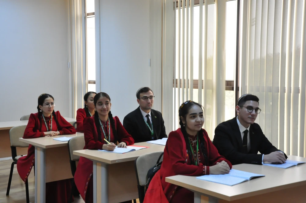 «Bitarap ýurtlaryň özara gatnaşyklary» atly sohbetdeşlik geçirildi surady