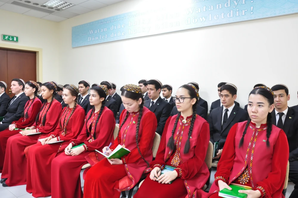 OKSFORD INSTITUTYNYŇ WEKILI BILEN GEÇIRILEN OKUW SAPAGY surady