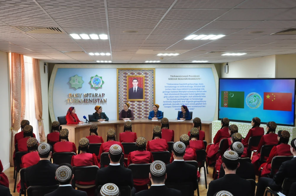 DOSTLUKLY SAPARA BAGYŞLANYP BRIFING GEÇIRILDI surady