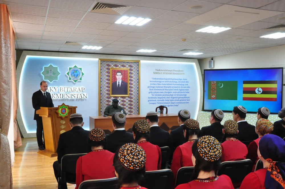 UGANDA RESPUBLIKASYNYŇ WEKILLERI BILEN GEÇIRILEN OKUW SAPAGY