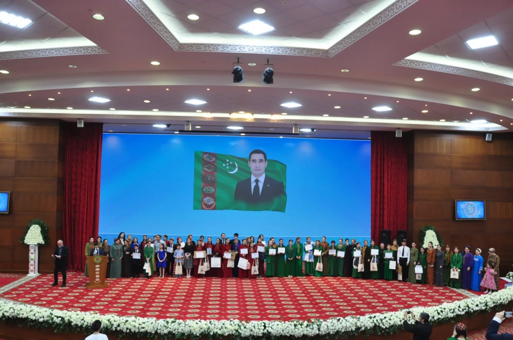 «FRANKOFONIÝA – 2026» BÄSLEŞIGINIŇ JEMLEÝJI TAPGYRY WE ÝEŇIJILERI SYLAGLAMAK DABARASY surady