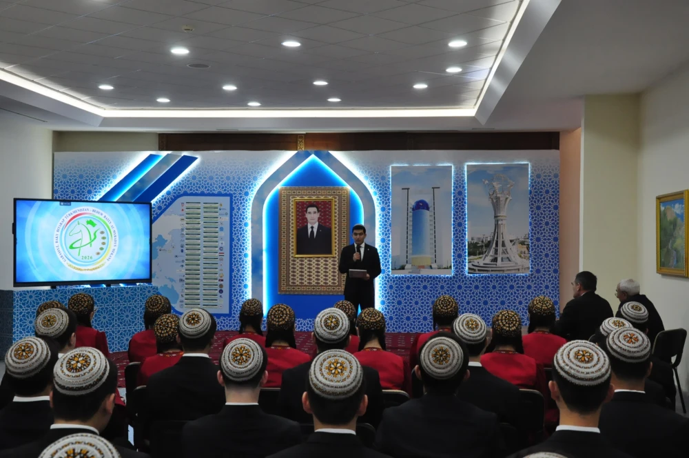 «BERKARAR DÖWLETIŇ TÄZE EÝÝAMYNYŇ BAGTYÝAR GERÇEKLERI» ATLY DÖREDIJILIK BÄSLEŞIGINIŇ INSTITUT TAPGYRY GEÇIRILDI surady