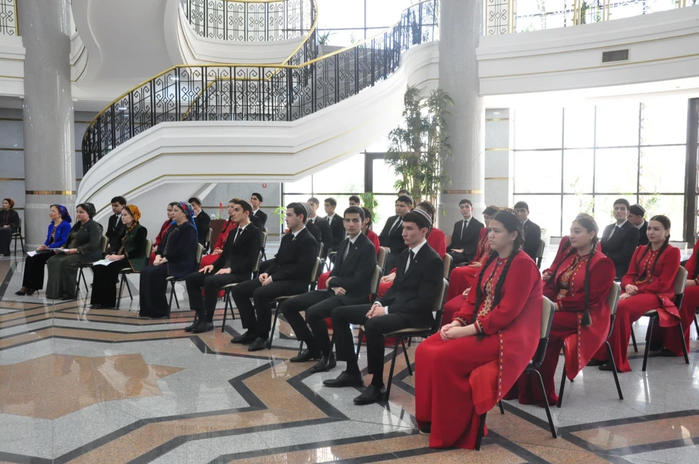 MEDENIÝETLERIŇ RUHY ARABAGLANYŞYGY:  ÝAPON WE HYTAÝ DILLERI GÜNI surady