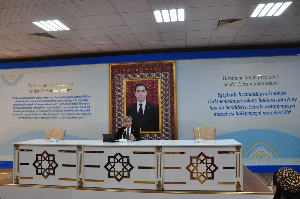 MEETING WITH AN ACCOMPLISHED JOURNALIST surady