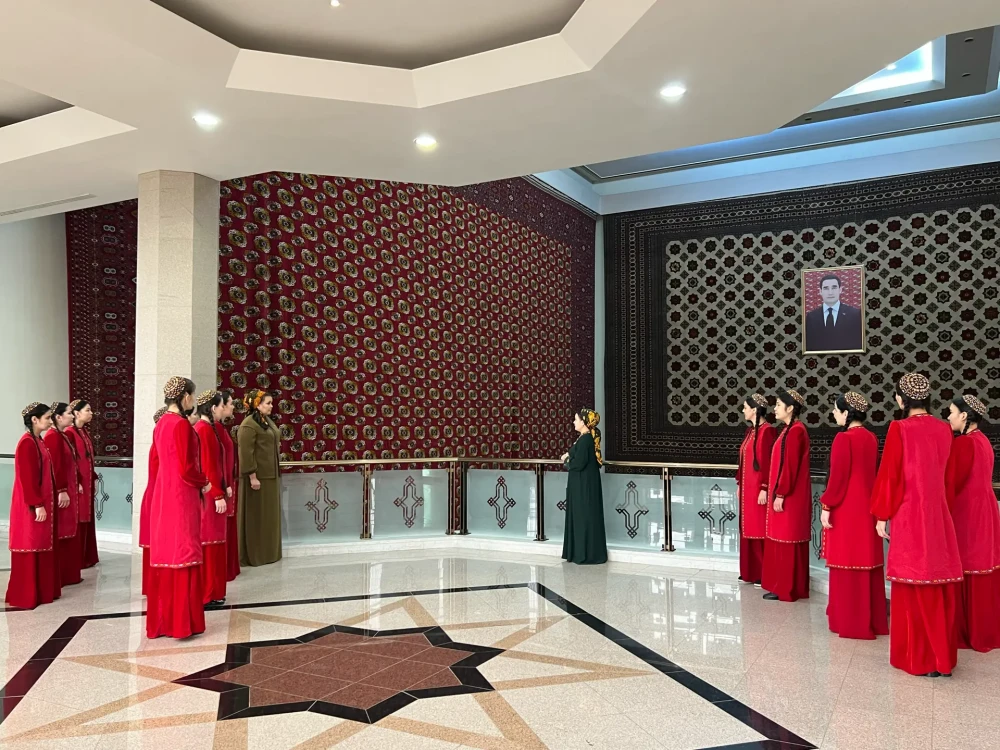 BAÝRAMÇYLYGA BAGYŞLANAN GEZELENÇ surady