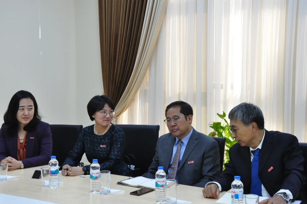 LANÇŽOU UNIWERSITETINIŇ WEKILLERINIŇ ÝURDUMYZA SAPARY BAŞLANDY