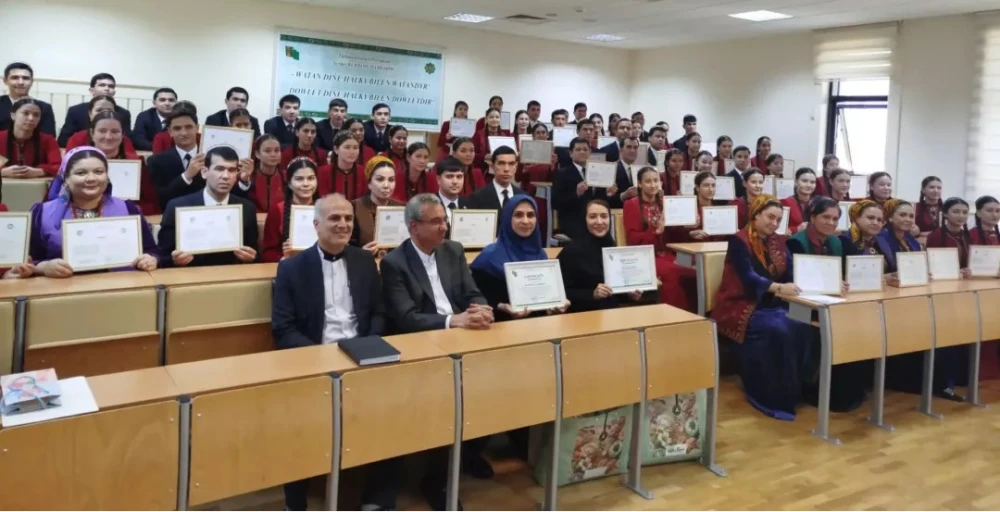 Pars dilini öwretmek boýunça okuw sapagy geçirildi