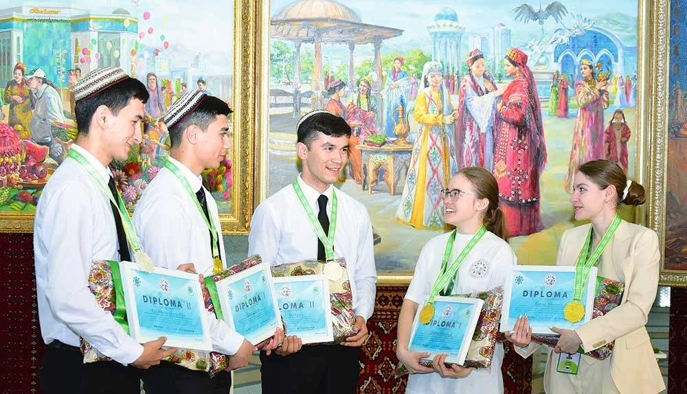 Parahatçylyk dialogyny ilerledip surady