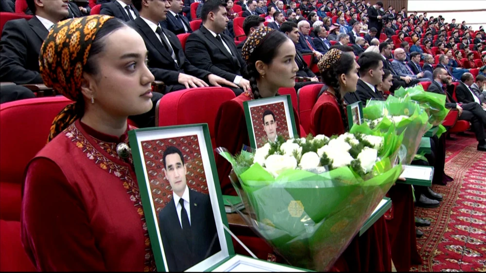 TÜRKMENISTANYŇ DIPLOMATIK IŞGÄRLERINIŇ GÜNI MYNASYBETLI MASLAHAT WE BAÝRAMÇYLYK KONSERTI GEÇIRILDI