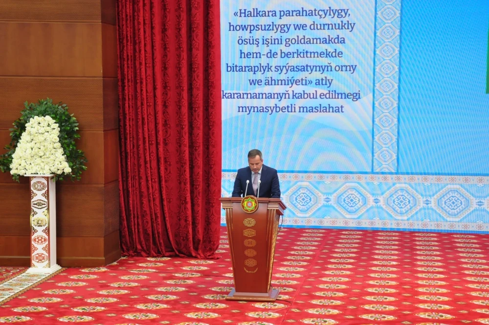 «HALKARA PARAHATÇYLYGY, HOWPSUZLYGY WE DURNUKLY ÖSÜŞ IŞINI GOLDAMAKDA HEM-DE BERKITMEKDE BITARAPLYK SYÝASATYNYŇ ORNY WE ÄHMIÝETI» ATLY KARARNAMANYŇ KABUL EDILMEGI MYNASYBETLI GEÇIRILEN MASLAHAT