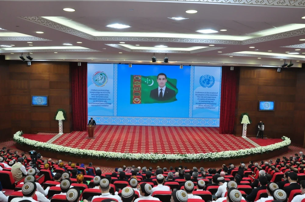 «HALKARA PARAHATÇYLYGY, HOWPSUZLYGY WE DURNUKLY ÖSÜŞ IŞINI GOLDAMAKDA HEM-DE BERKITMEKDE BITARAPLYK SYÝASATYNYŇ ORNY WE ÄHMIÝETI» ATLY KARARNAMANYŇ KABUL EDILMEGI MYNASYBETLI GEÇIRILEN MASLAHAT