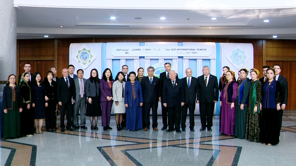 LANÇŽOU UNIWERSITETINIŇ WEKILLERI BILEN GEÇIRILEN “TEGELEK STOL” DUŞUŞYGY