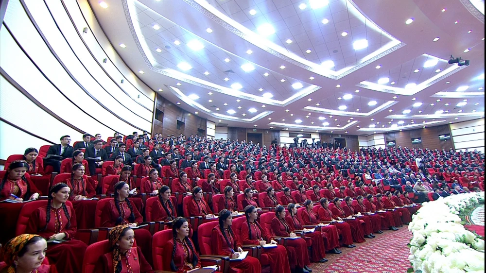 Gahryman Arkadagymyzyň «Hakyda göwheri» atly kitabynyň azerbaýjan dilinde terjime edilmegi mynasybetli dabaraly maslahat geçirildi surady