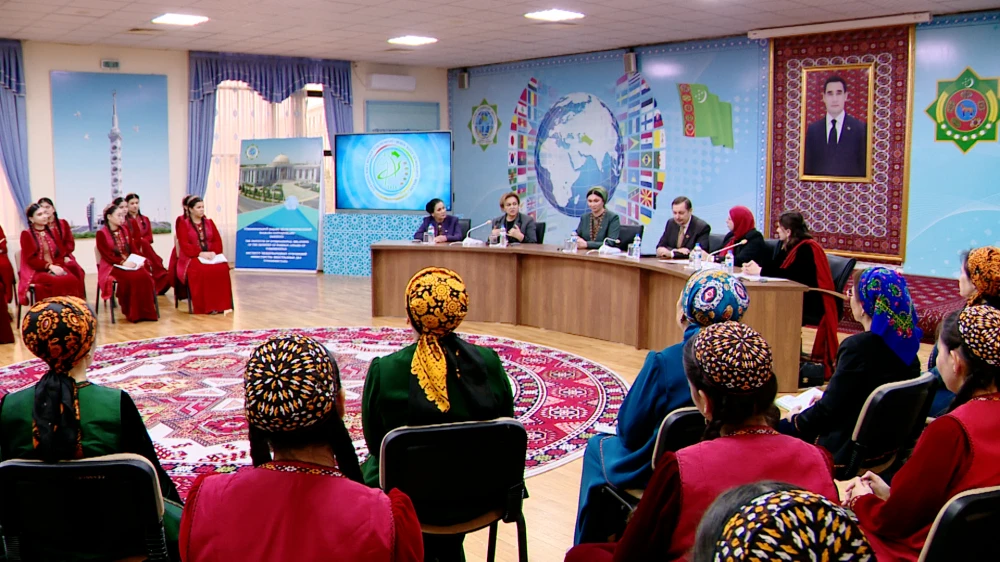 Zenan diplomatlaryň jemgyýetdäki orny we olaryň ýeten sepgitleri barada interaktiw dialog geçirildi surady