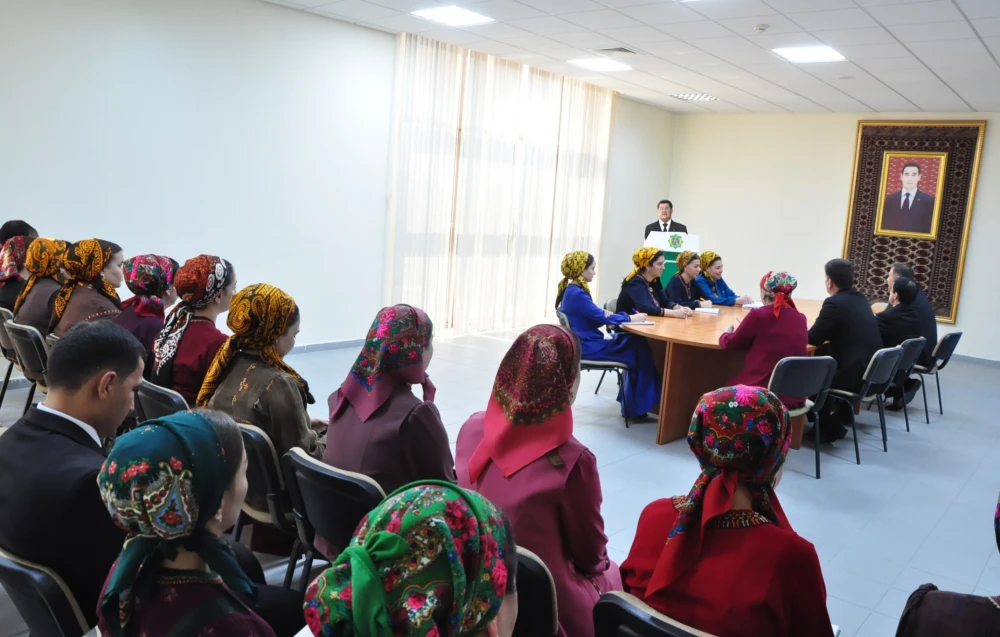 A TRAINING SESSION HAS BEEN HELD TO ADVANCE THE PROFESSIONAL QUALIFICATIONS OF THE FACULTY MEMBERS surady