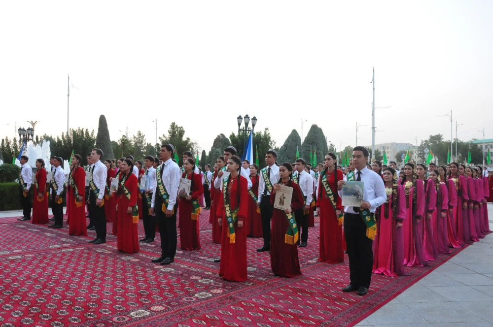 BILIMLER WE TALYP ÝAŞLAR GÜNI MYNASYBETLI DABARALY ÇÄRE GEÇIRILDI