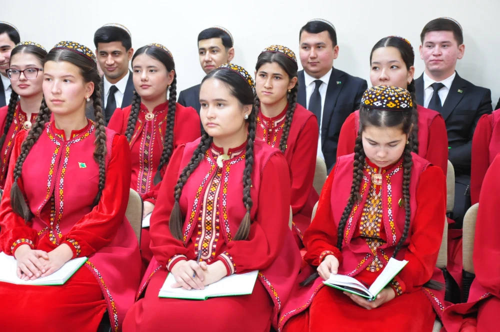 “HALKARA JEDELLERI PARAHATÇYLYK SERIŞDELER BILEN ÇÖZMEK” ATLY TEMA BOÝUNÇA WEBINAR GEÇIRILDI