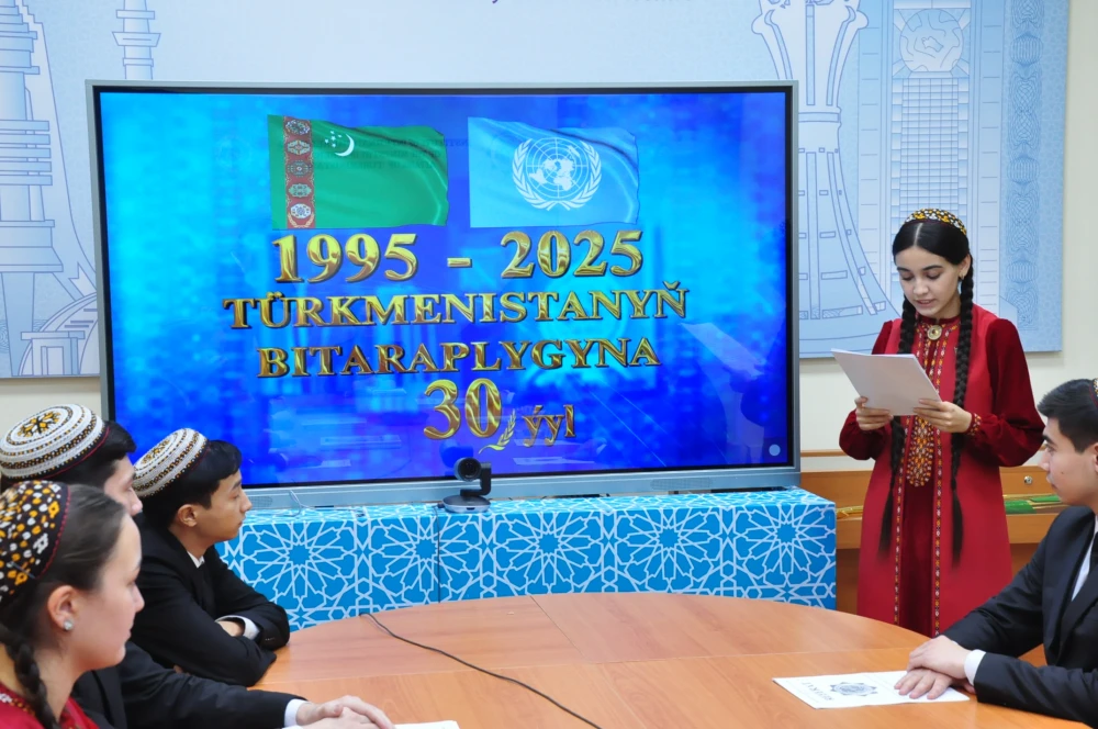 ÝAŞ DIPLOMATLAR MEKDEBINIŇ AGZALARYNYŇ ARASYNDA REFERAT BÄSLEŞIGI GEÇIRILDI