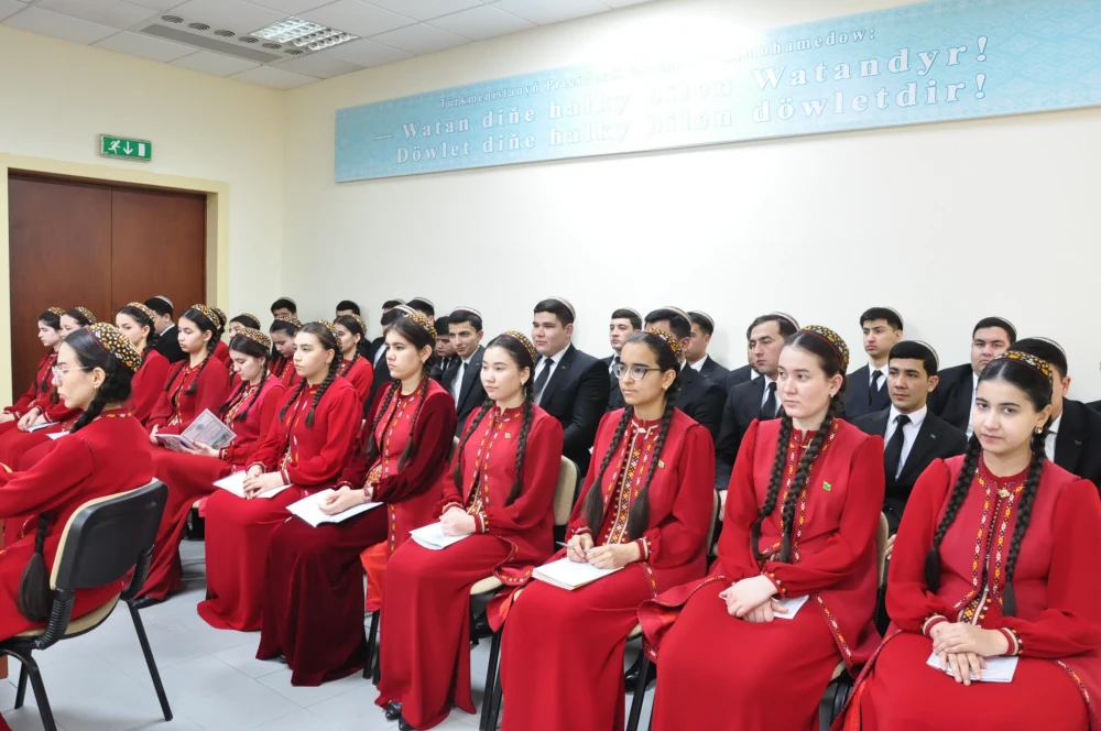 BEÝIK BRITANIÝALY DIPLOMAT BILEN DUŞUŞYK