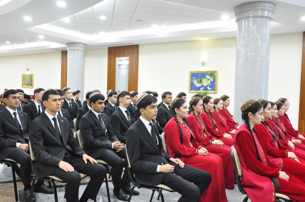 «BERKARAR DÖWLETIŇ TÄZE EÝÝAMYNYŇ BAGTYÝAR GERÇEKLERI» ATLY DÖREDIJILIK BÄSLEŞIGINIŇ INSTITUT TAPGYRY GEÇIRILDI