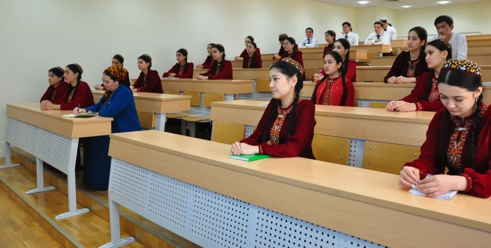 GELJEKKI HALKARAÇY ŽURNALISTLER BILEN OKUW SAPAGY GEÇIRILDI