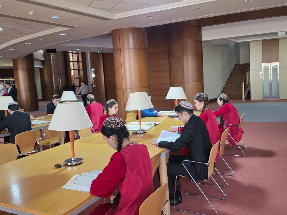 Kitap dünýäsi bilen tanyşlyk