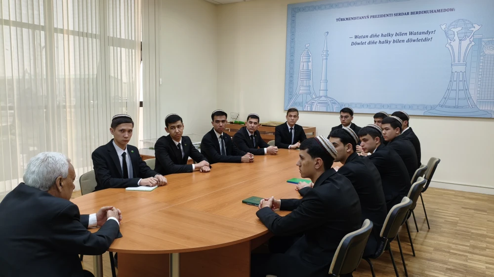 HALYPA DIPLOMATYŇ GATNAŞMAGYNDA ÖŇÜNI ALYŞ DIPLOMATIÝASY BOÝUNÇA OKUW SAPAGY GEÇIRILDI