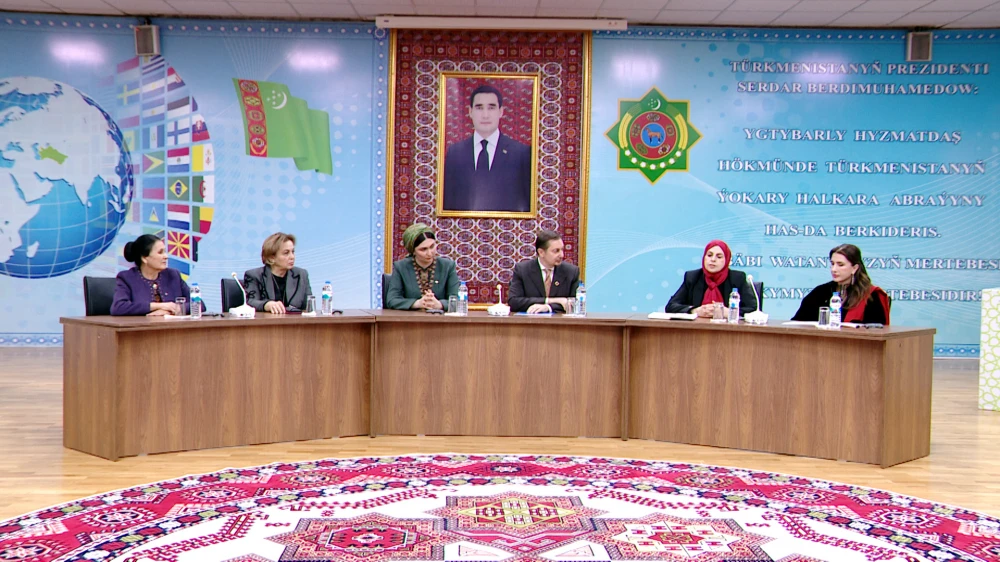 Zenan diplomatlaryň jemgyýetdäki orny we olaryň ýeten sepgitleri barada interaktiw dialog geçirildi