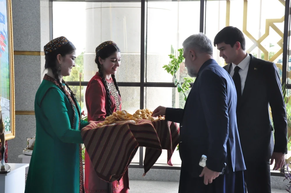 «HALKARA PARAHATÇYLYGY, HOWPSUZLYGY WE DURNUKLY ÖSÜŞ IŞINI GOLDAMAKDA HEM-DE BERKITMEKDE BITARAPLYK SYÝASATYNYŇ ORNY WE ÄHMIÝETI» ATLY KARARNAMANYŇ KABUL EDILMEGI MYNASYBETLI GEÇIRILEN MASLAHAT